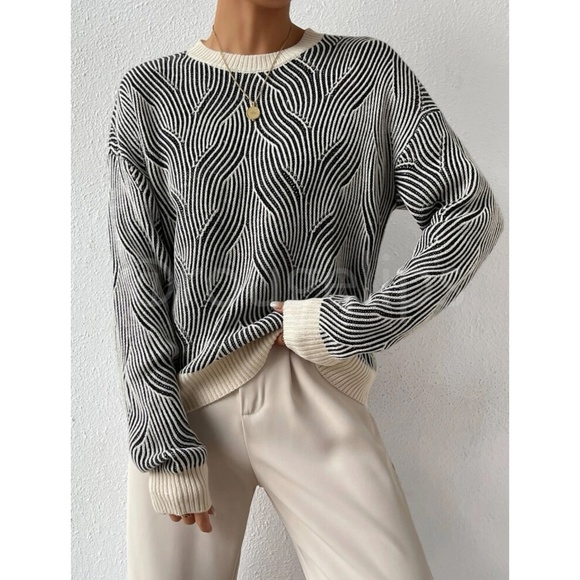 Rouge! Black and White Wave Pattern Sweater - Picture 4 of 10